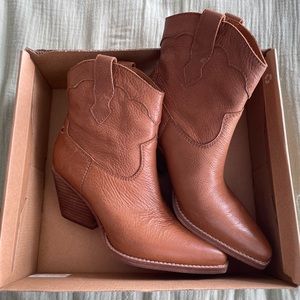 New in box Zodiac Roslyn Western Booties, size women’s 9.5